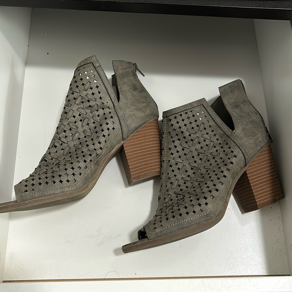 Way cute  mint condition gray ankle boots!! going to the next fashionista.